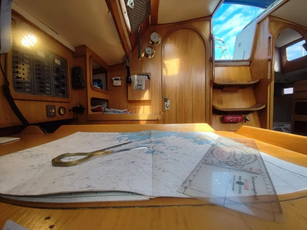 Location Unique : Le Bateau D'Antoine A Roscoff Hotel France